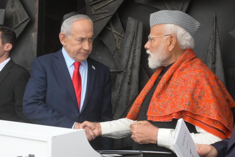 ראש הממשלה בנימין נתניהו וראש ממשלת הודו נרנדרה מודי ב״יד ושם״ (צילום: מעיין טואף/ לע״מ)