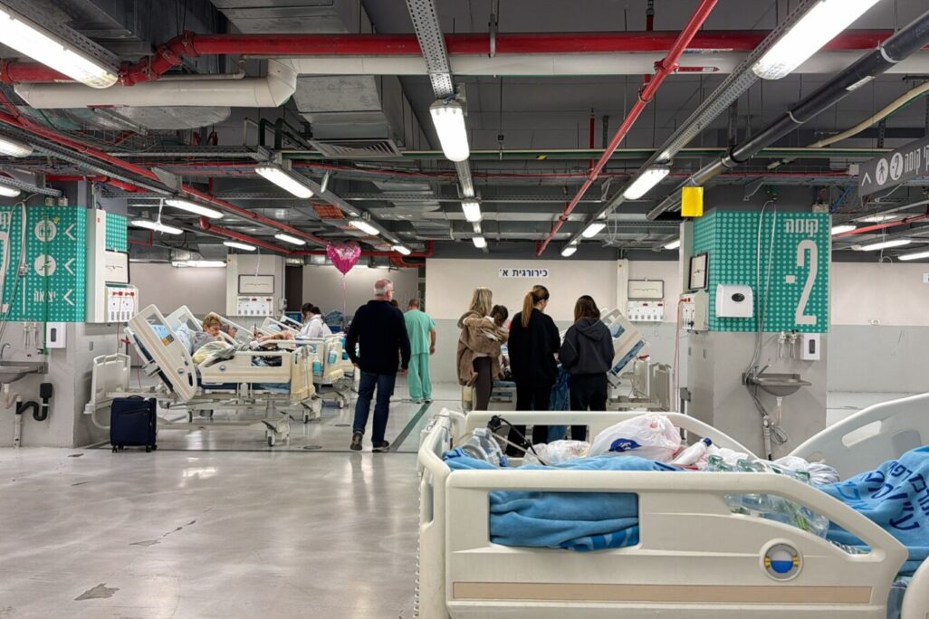 אנשי צוות ומטופלים בבית החולים איכילוב שהועברו לחניון חירום (צילום: דוברות איכילוב) אנשי צוות ומטופלים בבית החולים איכילוב שהועברו לחניון חירום (צילום: דוברות איכילוב)