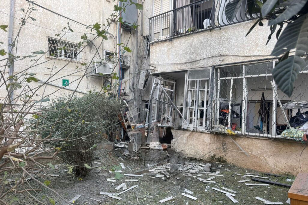 בניין שנגרם לו נזק מרסיסי טיל בגוש דן (צילום: כבאות והצלה)