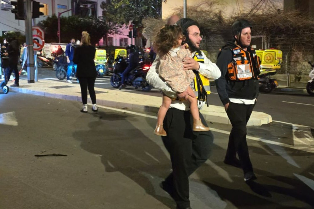 פינוי פצועים מזירת הנפילה בגוש דן (צילום: מד"א)
