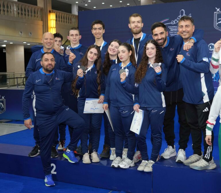 נבחרות הנערים והנערות עם המדליות (צילום: Team Bizzi)