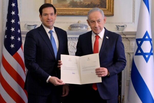ראש הממשלה בנימין נתניהו ומזכיר המדינה מרקו רוביו במעמד הצטרפותו של נתניהו למועצת השלום (צילום: אבי אוחיון/ לע״מ)