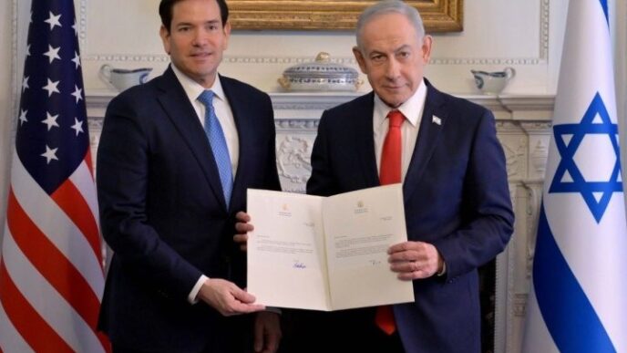 ראש הממשלה בנימין נתניהו ומזכיר המדינה מרקו רוביו במעמד הצטרפותו של נתניהו למועצת השלום (צילום: אבי אוחיון/ לע״מ)