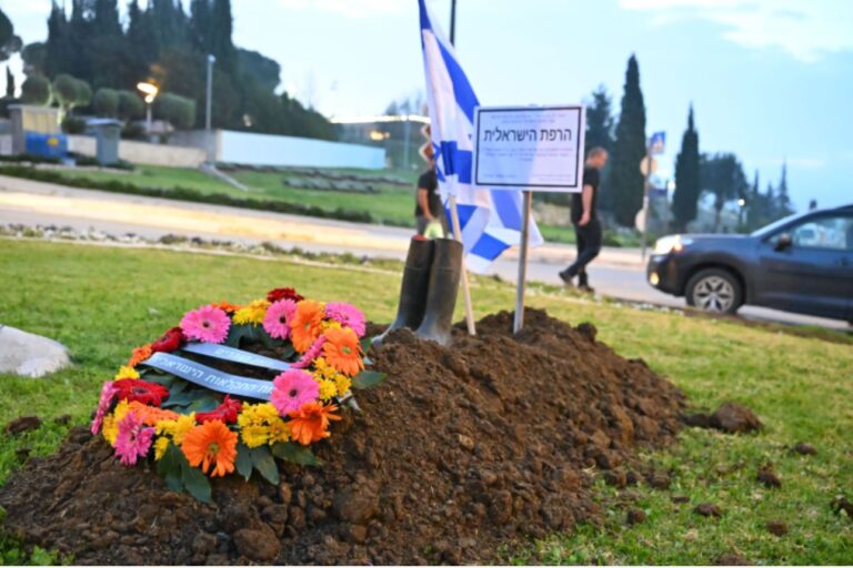 טקס קבורה לענף הרפת הישראלית מול הכנסת, במחאה על הרפורמה בענף החלב (צילום: אלבום פרטי)