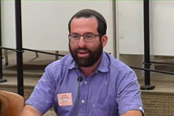 הרב איתי אסמן בדיון בכנסת (צילום מסך: ערוץ הכנסת)