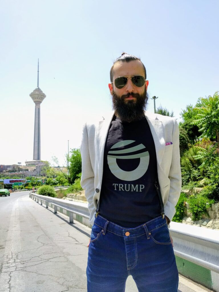 פול סמית' במגדל מילאד, טהרן. "כשהייתי ילד קניתי בשוק תרנגולות לסבתא שלי. לא אשכח את השוק" (צילום: אלבום פרטי)