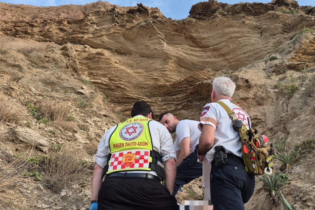זירת הנפילה סמוך לחוף פולג (צילום: תיעוד מבצעי מד"א)