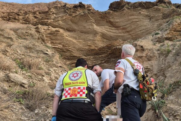 זירת הנפילה סמוך לחוף פולג (צילום: תיעוד מבצעי מד"א)