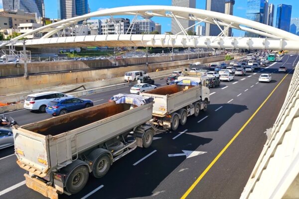 משאית נוסעת בנתיבי איילון (צילום אילוסטרציה: shutterstock)