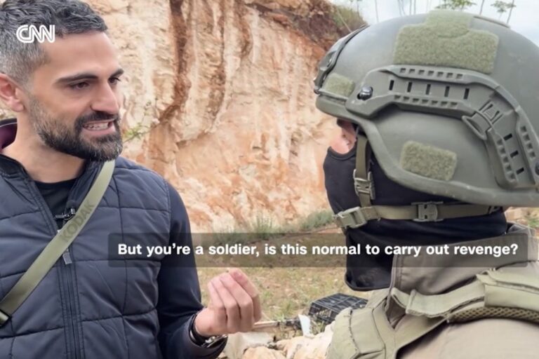 כתב CNN שעוכב בכפר תיאסיר, בשיחה עם אחד מהחיילים שעיכבו אותו (צילום מסך: CNN)