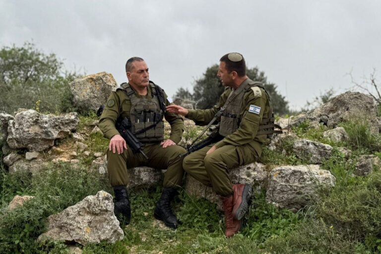 הרמטכ"ל זמיר ומפקד פיקוד המרכז, אלוף אבי בלוט (צילום: דובר צה"ל)