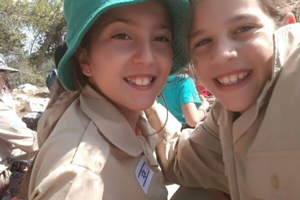 תמר זהבי (מימין) עם גאיה אורן, כשהיו בכיתה ד'. "הזמנתי אותה בכיתה ד' לבוא איתי לצופים, כי האחים שלי היו בצופים, והיא באה איתי"  (צילום: אלבום פרטי)