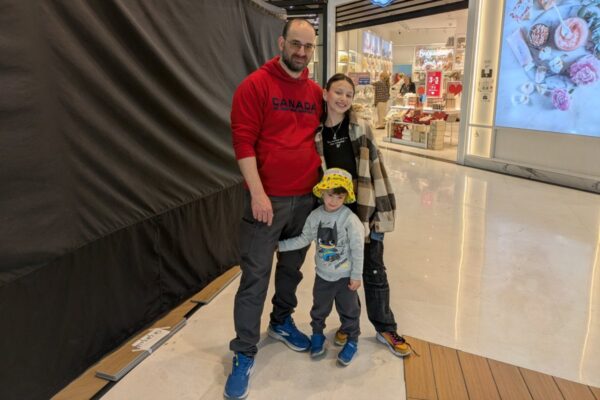 איתמר (משמאל) עם ילדיו ליהי וחן בקניון עזריאלי ראשונים (צילום: ניצן צבי כהן)