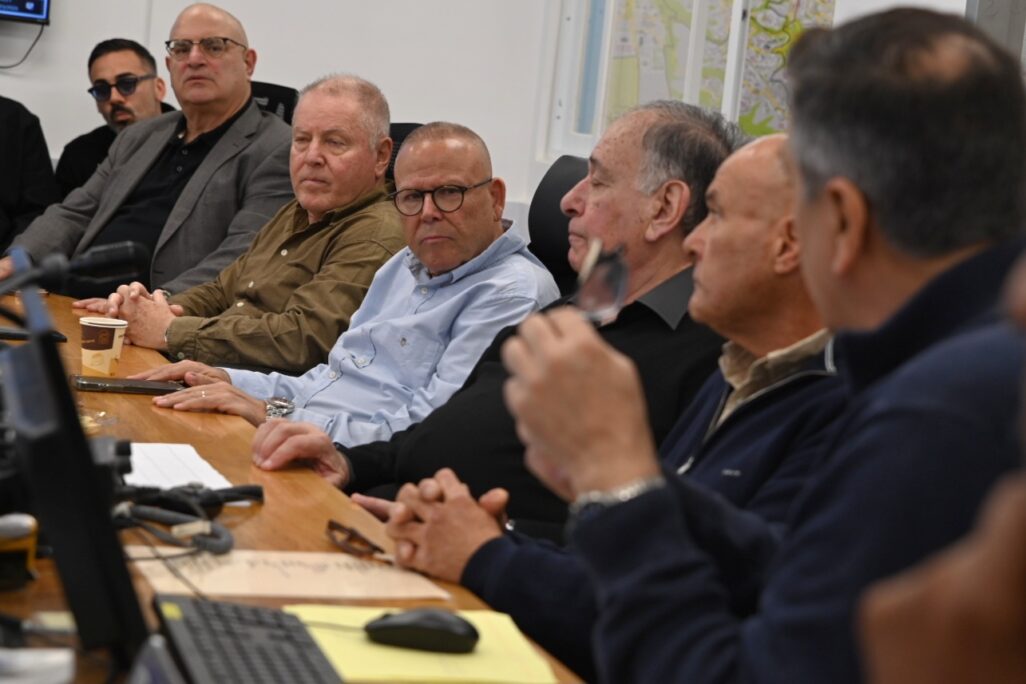 יו"ר ההסתדרות ארנון בר-דוד בישיבת עבודה עם הנהגת מרחב חיפה של ההסתדרות. "היה לנו חשוב להיפגש עם האנשים היקרים שעושים עבודה כה משמעותית ולחזק אתכם" (צילום: אור גואטה)