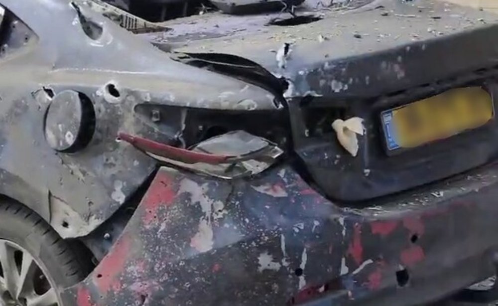 נזק כתוצאה מנפילת רסיס בחולון (צילום: לפי סעיף 27 א')