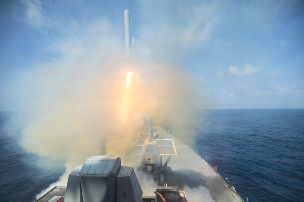 משחתת הטילים האמריקאית USS Spruance משגרת טיל טומהוק במסגרת המחלמה נגד איראן (צילום: U.S. Central Command Public Affairs/Cover Images)