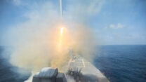 משחתת הטילים האמריקאית USS Spruance משגרת טיל טומהוק במסגרת המחלמה נגד איראן (צילום: U.S. Central Command Public Affairs/Cover Images)