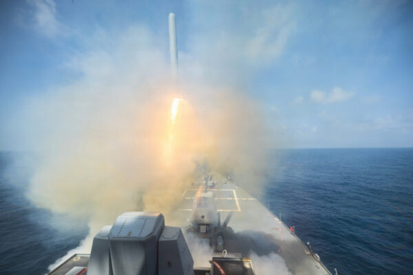 משחתת הטילים האמריקאית USS Spruance משגרת טיל טומהוק במסגרת המחלמה נגד איראן (צילום: U.S. Central Command Public Affairs/Cover Images)