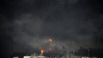 עשן שחור מיתמר בשמי טהרן לאחר תקיפה של תשתיות נפט (צילום: רויטרס)