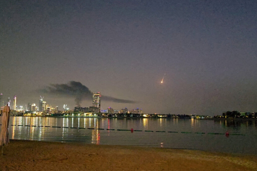 עשן מעל בית מלון בדובאי אחרי תקיפה איראנית (צילום מסך: via REUTERS)