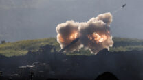 ירי תותחי צה"ל לעבר יעדי חיזבאללה בדרום לבנון (צילום: REUTERS/Ammar Awad)