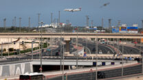 מטוס אזרחי בנמל התעופה הבינלאומי חמד בדוחא, קטאר, 23 במרץ 2026 (צילום: Anadolu via Reuters Connect)