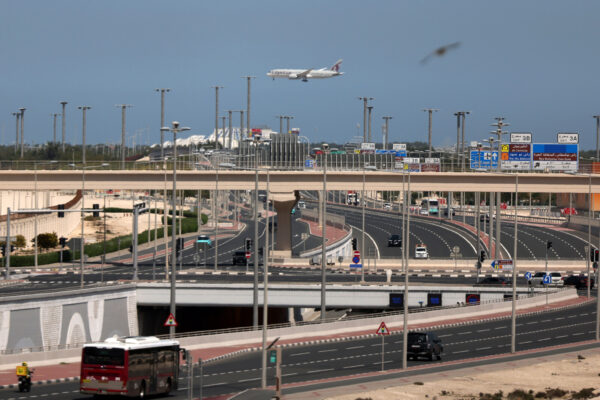 מטוס אזרחי בנמל התעופה הבינלאומי חמד בדוחא, קטאר, 23 במרץ 2026 (צילום: Anadolu via Reuters Connect)
