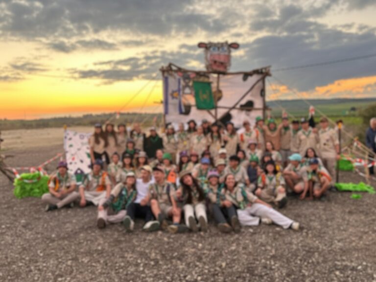 "Gaya took on the mission very seriously." Gaya in twelfth grade, with her ninth-graders in the counselor training preparatory course (Photo: Private album).