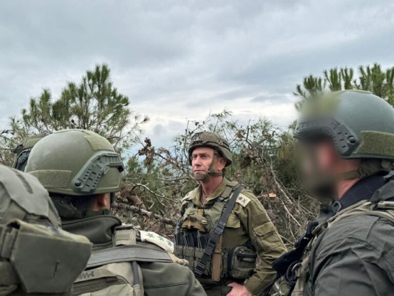 אלוף רפי מילוא בהערכת מצב בגבול לבנון, מרץ 2026 (צילום: דובר צה"ל)