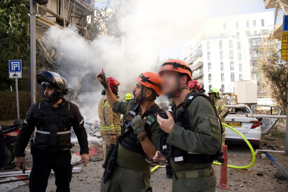 כוחות פיקוד העורף בזירת הנפילה בתל אביב (צילום: דובר צה"ל)