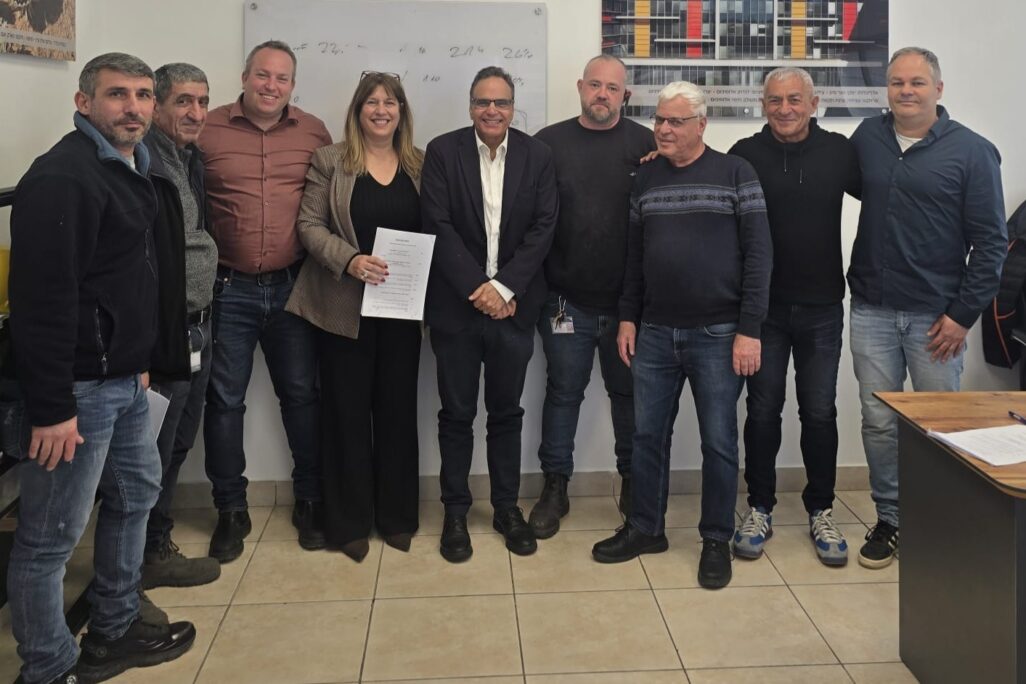 חתימת ההסכם ברול פרופיל (צילום: מרחב כרמיאל בהסתדרות) חתימת ההסכם ברול פרופיל (צילום: מרחב כרמיאל בהסתדרות)