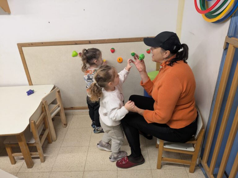 מריאנה מרין ופעוטות במעון. "איפה שאפשר לעזור אני אעזור" (צילום: מיכל מרנץ)
