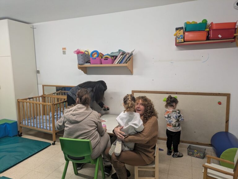 אלישבע פסטרנק (מימין), מיטל כרמלי וליסה אובליגנהרץ עם הפעוטות. פסטרנק: "הייתה לנו אזעקה בזמן השינה שלהם, הם לא התעוררו ופשוט נתנו להם להמשיך לישון" (צילום: מיכל מרנץ)