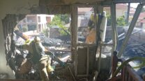 נזק לבית פרטי ברחובות מפגיעת טיל איראני (צילום: כבאות והצלה)
