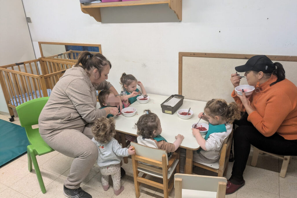 ארוחת צוהריים במעון. מריאנה מרין (מימין), מיטל כרמלי  והפעוטות (צילום: מיכל מרנץ)