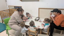 ארוחת צוהריים במעון. מריאנה מרין (מימין), מיטל כרמלי  והפעוטות (צילום: מיכל מרנץ)