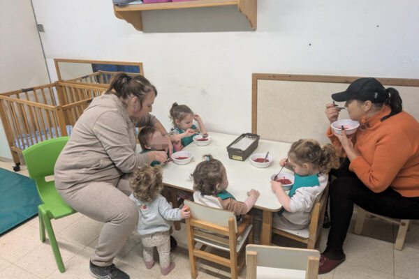 ארוחת צוהריים במעון. מריאנה מרין (מימין), מיטל כרמלי  והפעוטות (צילום: מיכל מרנץ)
