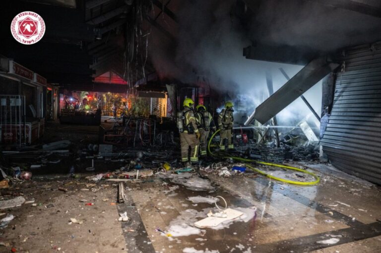 זירת פגיעה ישירה במחוז דן (צילום: כבאות והצלה)