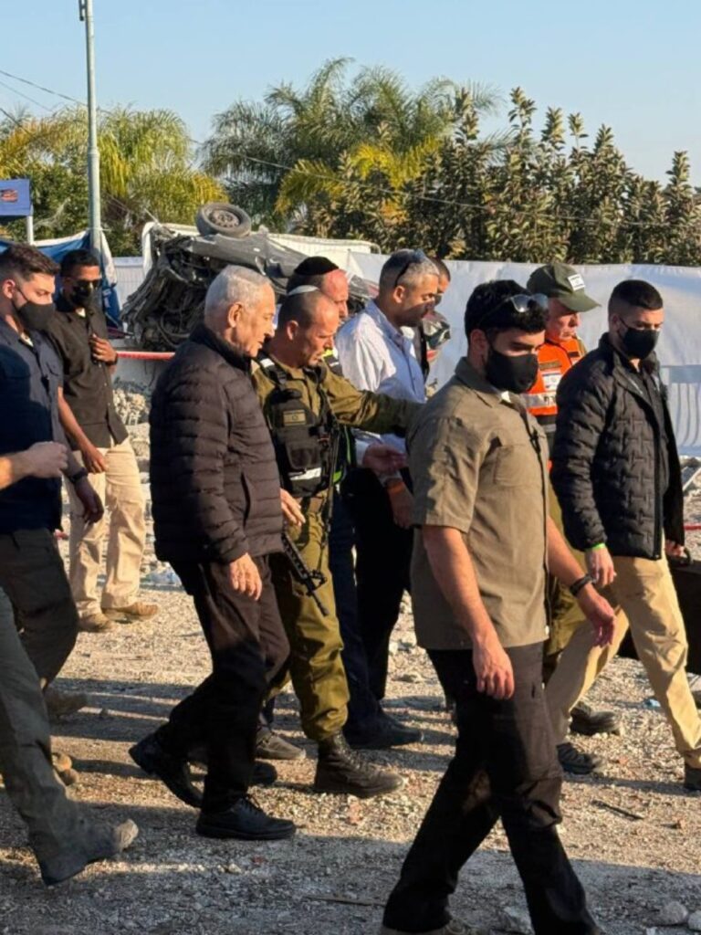 ראש הממשלה בנימין נתניהו בזירת הפגיעה הישירה של הטיל האיראני בבית שמש (צילום: רשתות חברתיות)