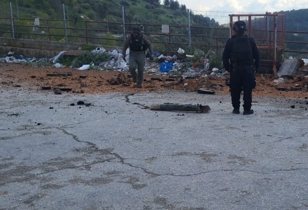 שברי יירוט בצפת (צילום: משטרת ישראל) שברי יירוט בצפת (צילום: דוברות המשטרה)
