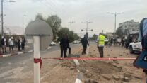 זירת פגיעה בעקבות ירי טיל איראני באילת (צילום: דוברות המשטרה)