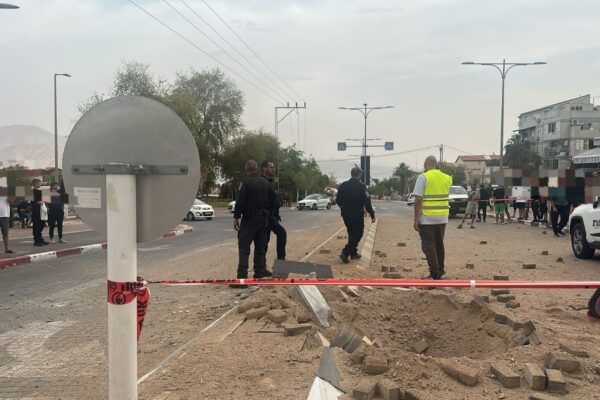 זירת פגיעה בעקבות ירי טיל איראני באילת (צילום: דוברות המשטרה)