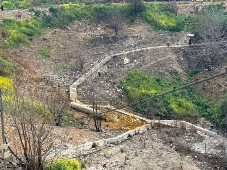 נפילת רסיסי טיל שיורט בשטחים פתוחים במרחב העיר צפת (צילום: כבאות והצלה)