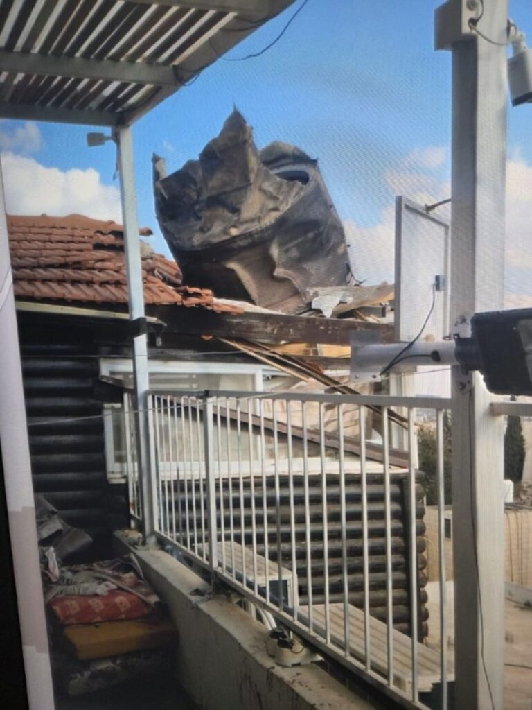 פגיעת שברי יירוט במזרח ירושלים (צילום: שימוש לפי סעיף 27א לחוק זכווית היוצרים)