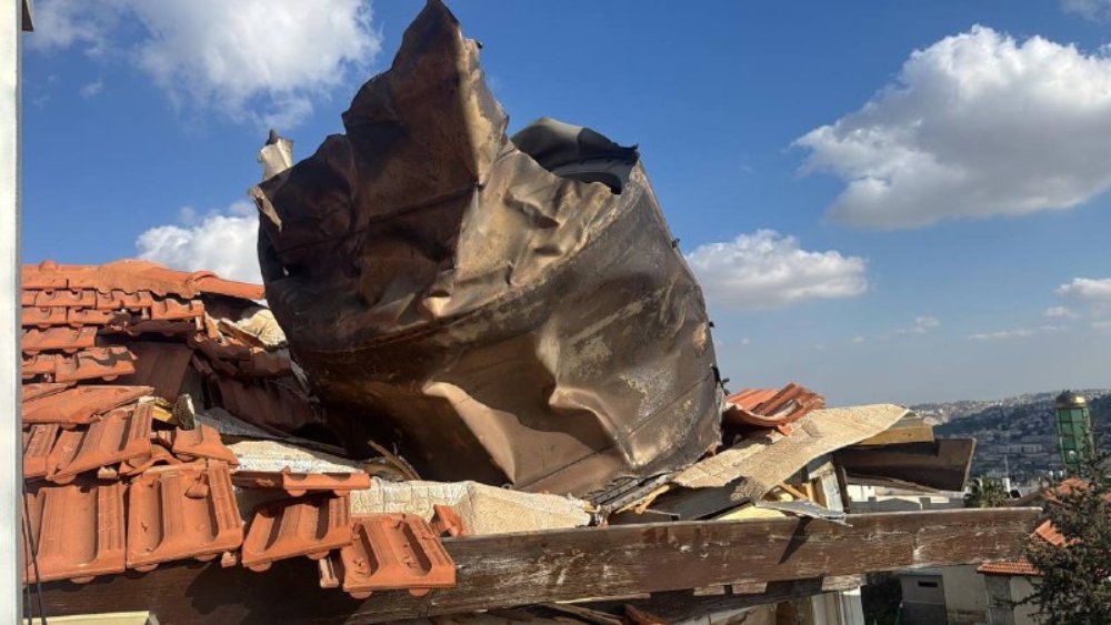 שבר יירוט נפל על גג בית בירושלים (צילום: לפי סעיף 27א לחוק זכויות היוצרים) שבר יירוט נפל על גג בית בירושלים (צילום: לפי סעיף 27א לחוק זכויות היוצרים)