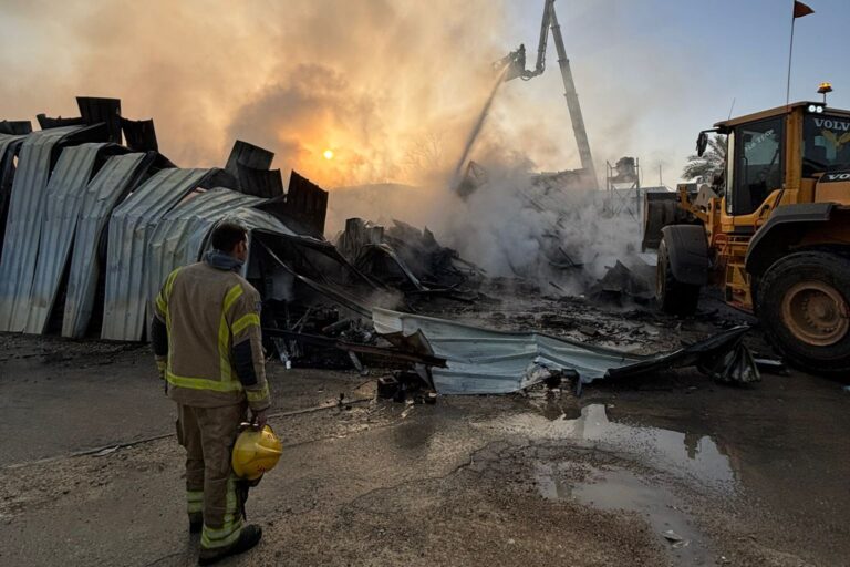 שריפה במושב משמר השבעה לאחר נפילת רסיסי טיל (צילום: כבאות והצלה)