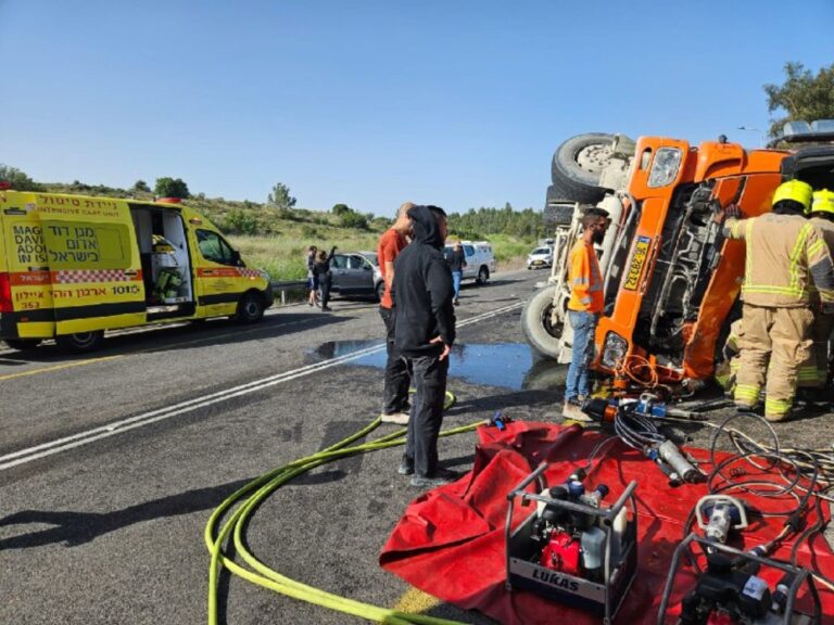 משאית התהפכה לאחר תאונה עם רכב בשל בהלה בעת אזעקה במחלף לטרון (צילום: תיעוד מבצעי מד"א)