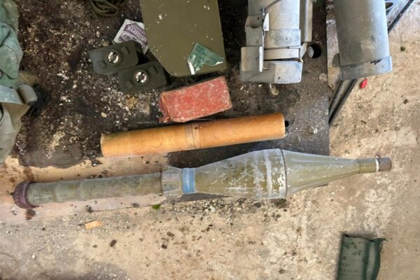 אמצעי לחימה שנמצאו על ידי כוחות צה"ל בדרום לבנון (צילום: דובר צה"ל)