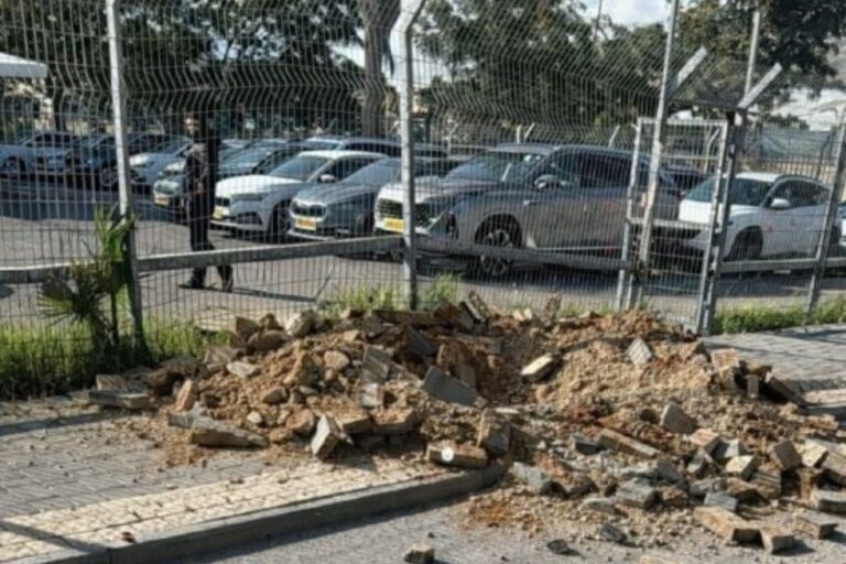 תיעוד מזירת נפילה בחולון (צילום: לפי סעיף 27 א' לפי חוק זכויות יוצרים)דבר