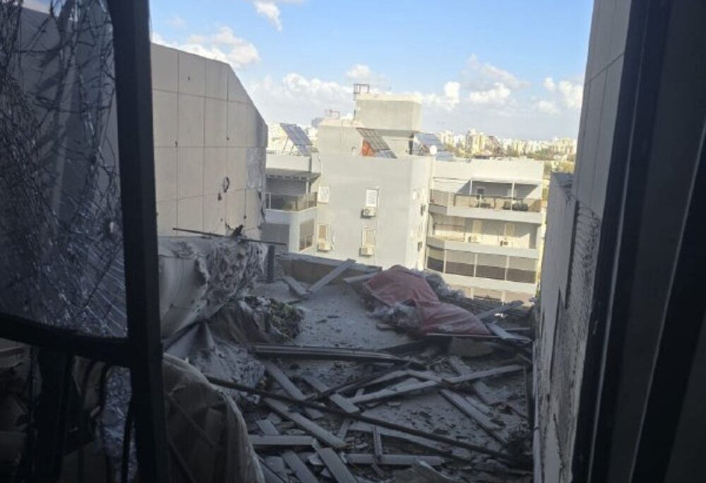 נפילת שברי יירוט בבית מגורים בבת ים (צילום: דוברות העירייה)